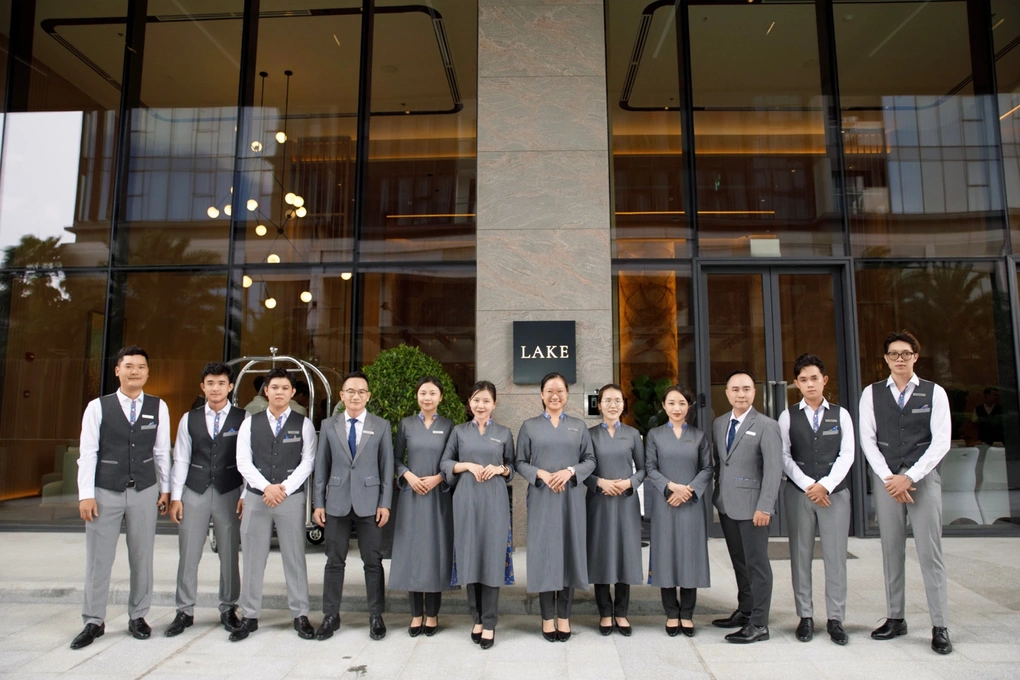 Đội ngũ quản gia Marriott đã hoàn tất chương trình đào tạo, sẵn sàng đón các chủ nhân đầu tiên của căn hộ hàng hiệu Marriott Resdiences tại Grand Marina, Saigon (Ảnh: Grand Marina, Saigon).