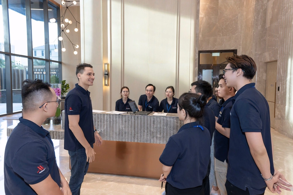 Nhằm đáp ứng trải nghiệm sống theo chuẩn khách sạn 5 sao, các quản gia Marriott tại Grand Marina Saigon được đào tạo hơn 250 giờ bồi dưỡng chuyên môn mỗi năm (Ảnh: Grand Marina, Saigon).