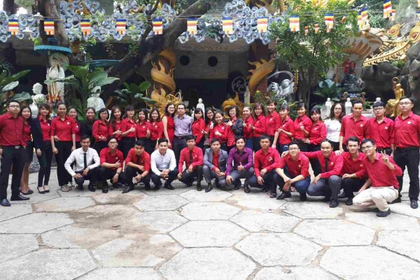 The One Land tham gia hoạt động từ thiện tại chùa Kỳ Quan Gò Vấp