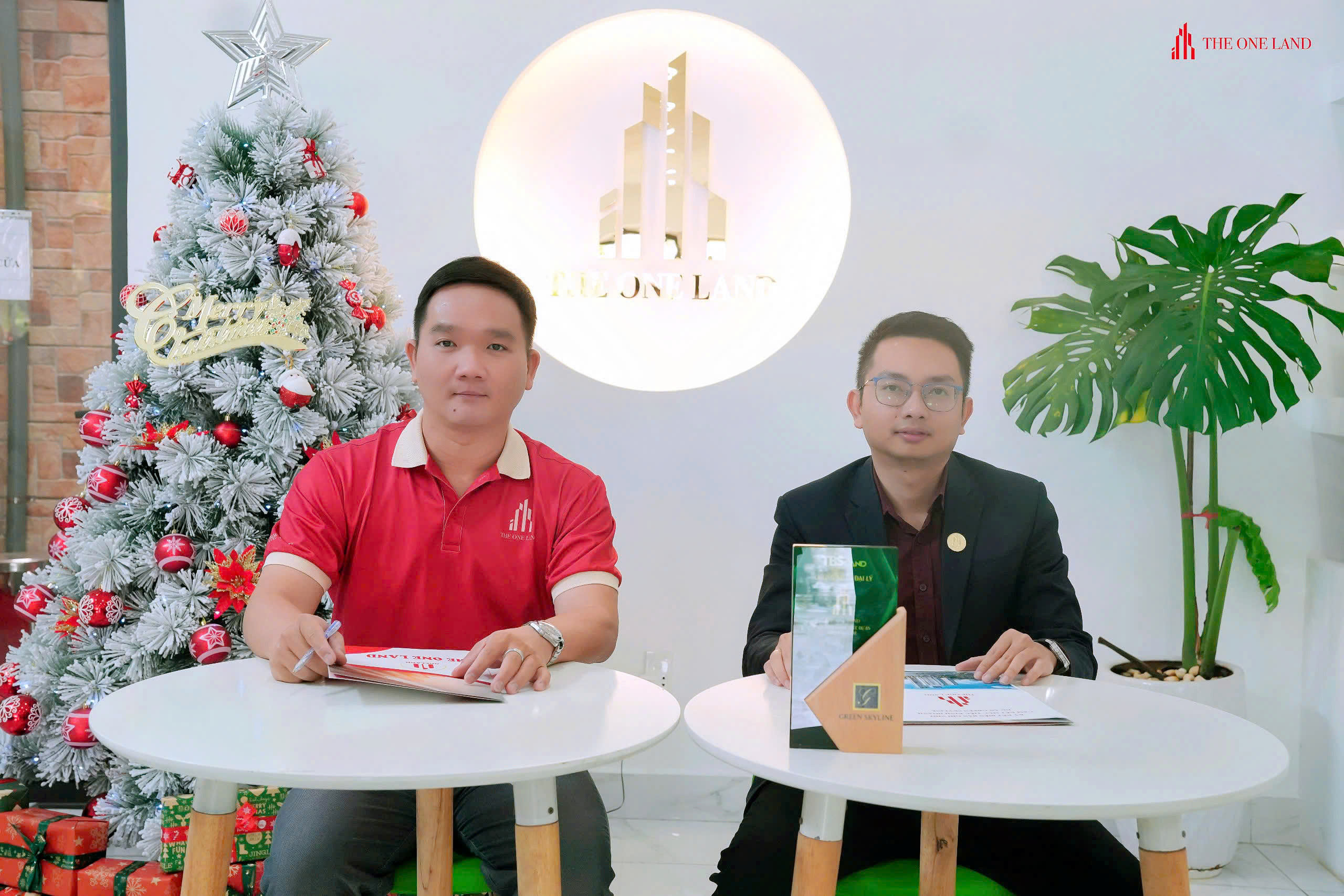 Ông Nguyễn Hoài Trung - Giám đốc sàn Over Myself tham gia ký kết