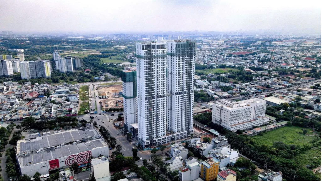 Green Skyline sở hữu vị trí đắc địa đối diện siêu thị và gần Bệnh viện Quốc tế Hoàn Mỹ, trong khu vực dân cư hiện hữu sầm uất