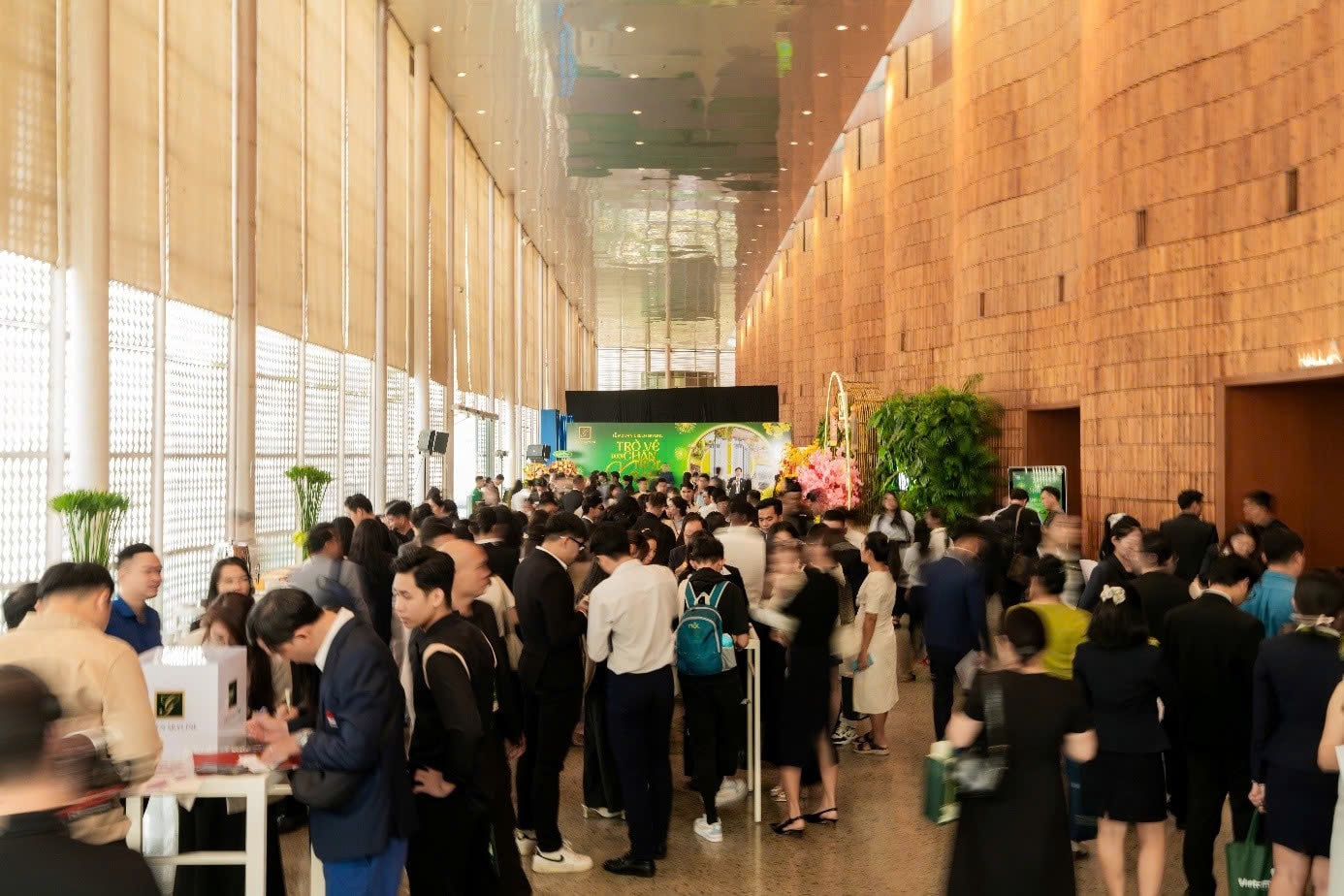 Không gian tư vấn và đăng ký sản phẩm nhộn nhịp ghi nhận sự quan tâm tích cực của khách hàng ngay trong ngày mở bán