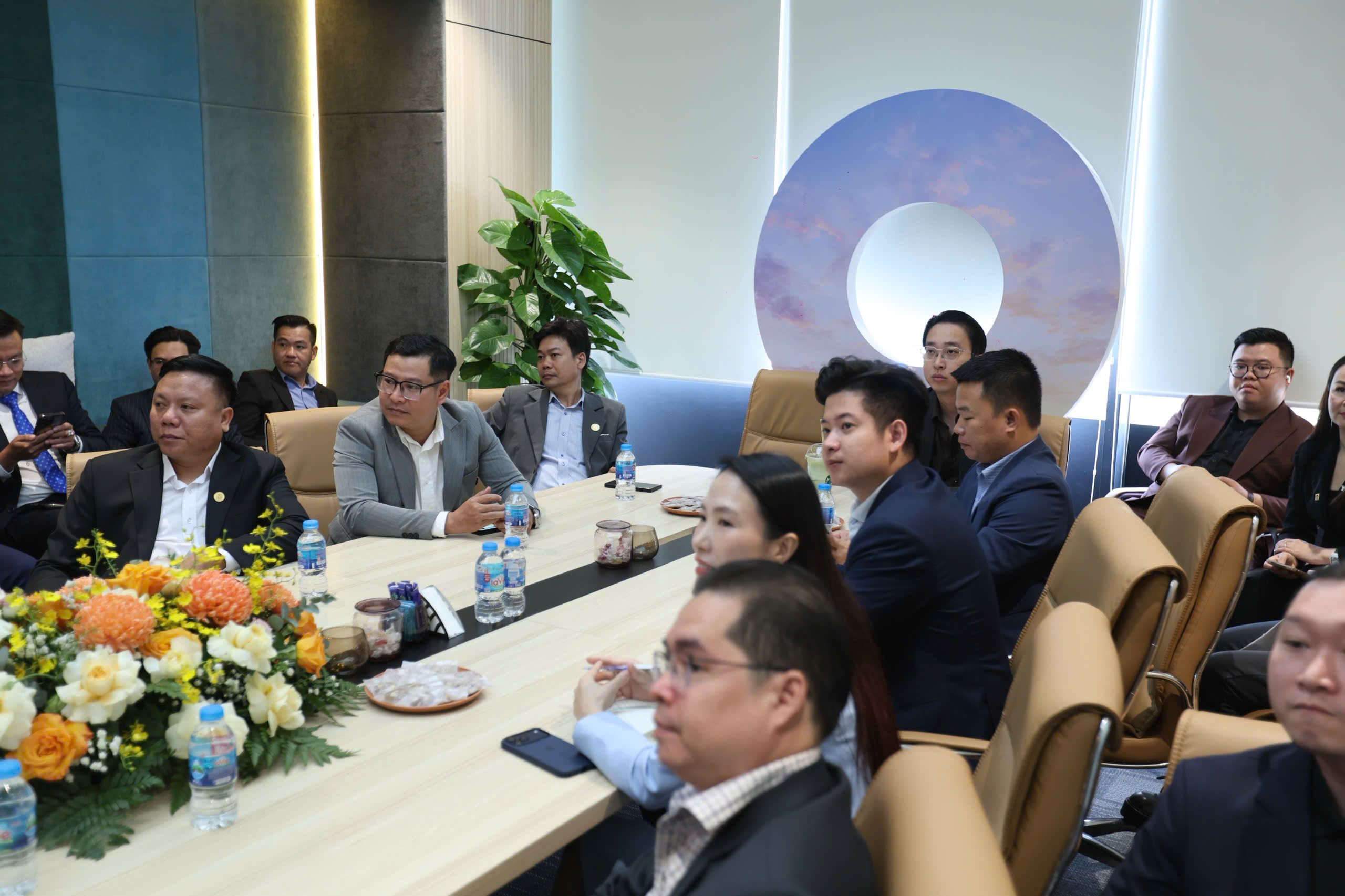 Cuộc họp của The One Land với Kinera về dự án One Era